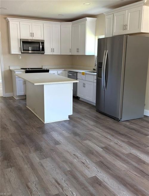 215 Oak St, Suffolk, VA, 23434-3917 | Card Image