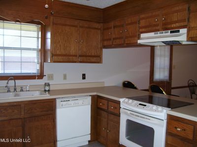 7391 Kingcrest Kitchen | Image 2