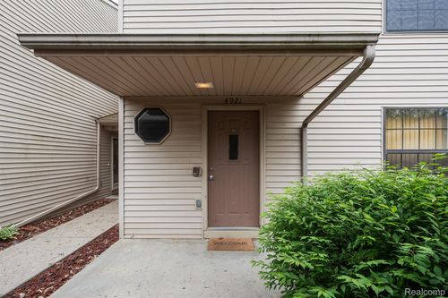 4921 Oak Hill Dr, Waterford Twp, MI, 48329-1749 | Card Image