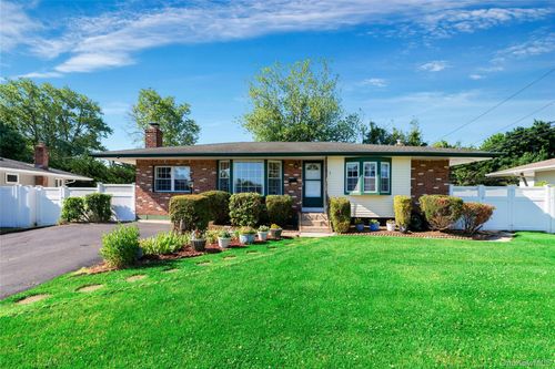 7 Applewood Rd, Saint James, NY, 11780-2103 | Card Image