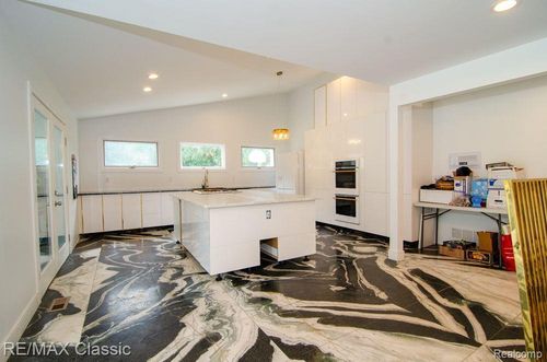 3865 Stonecrest Rd, West Bloomfield, MI, 48322-1745 | Card Image