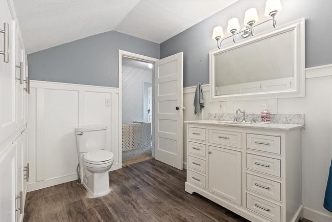 Upper level full bathroom amongst the bedrooms for added convenience | Image 41