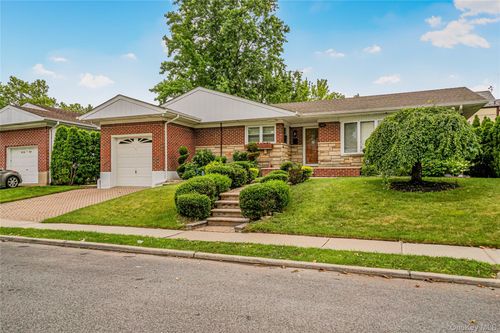 21852 Stewart Road, New York, NY, 11427 | Card Image