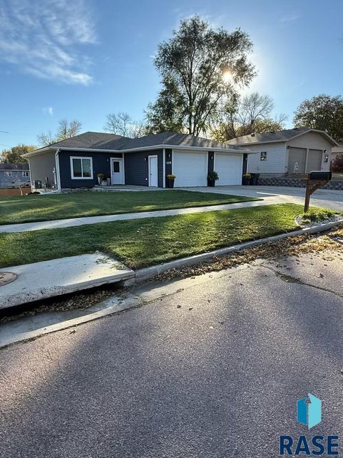 105 E 7th St Street, Dell Rapids, SD, 57022 | Card Image