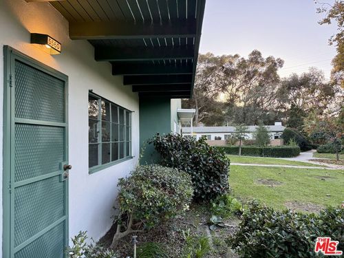 5560 Village Grn, Los Angeles, CA, 90016-5109 | Card Image