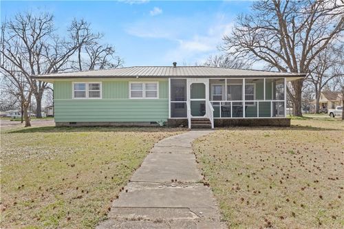 628 Maple St, Chetopa, KS, 67336-9052 | Card Image