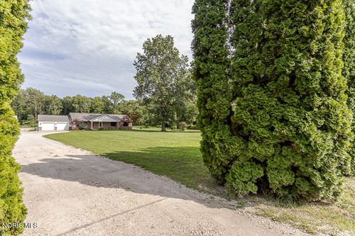 412 N Schwamberger Rd, Holland, OH, 43528-8703 | Card Image