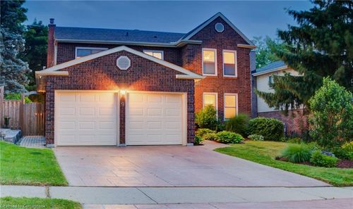 9 Toynbee Cres, Kitchener, ON, N2N1R8 | Card Image