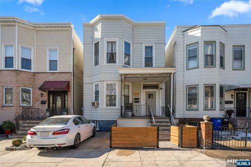 215 Dodd St, Weehawken, NJ, 07086-5617 | Card Image
