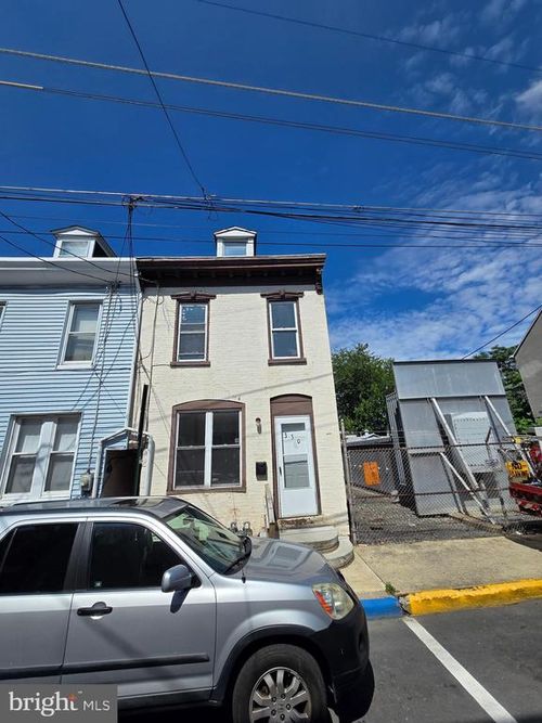 330 Moss St, READING, PA, 19604-2910 | Card Image