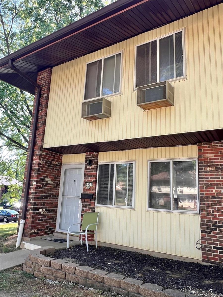 Hazelcrest Dr, Hazelwood, MO 63042