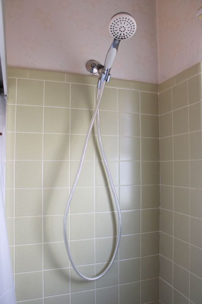 CERAMIC TILE IN GREAT CONDITION ABOVE THE TUB! | Image 15