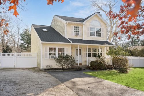 7 Huckleberry Ln, Hampton Bays, NY, 11946-2932 | Card Image