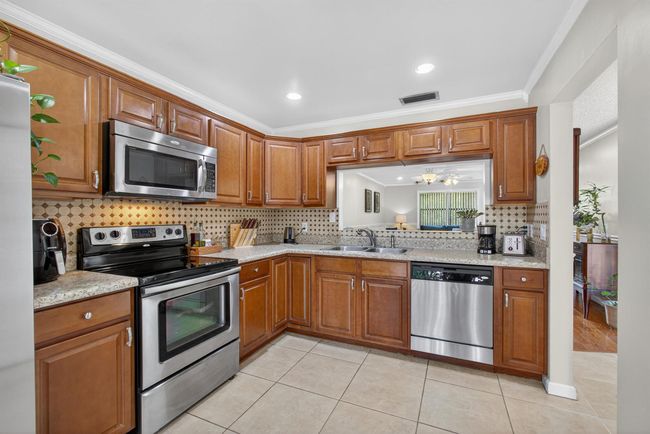 360 Quebec Ct, Condo with 3 bedrooms, 2 bathrooms and null parking in Royal Palm Beach FL | Image 14