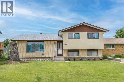 2397 24 St Se, Medicine Hat, AB, T1B1B1 | Card Image