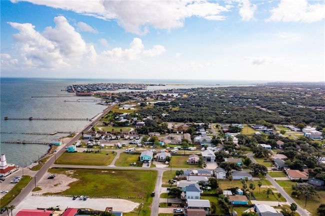 207 S 2 Nd St, House other with 4 bedrooms, 3 bathrooms and 6 parking in Rockport TX | Image 4