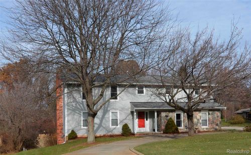 8152 Fairfield Cir, Clarkston, MI, 48346-1118 | Card Image