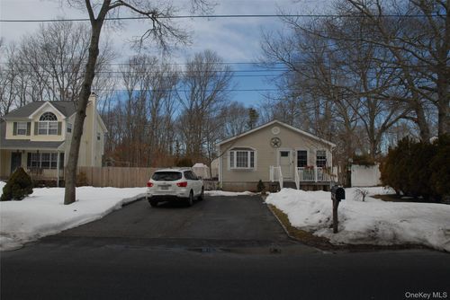 137 Carleton Dr E, Shirley, NY, 11967-1046 | Card Image