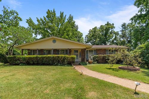 10120 Courtwick Dr, Saint Louis, MO, 63128-1611 | Card Image