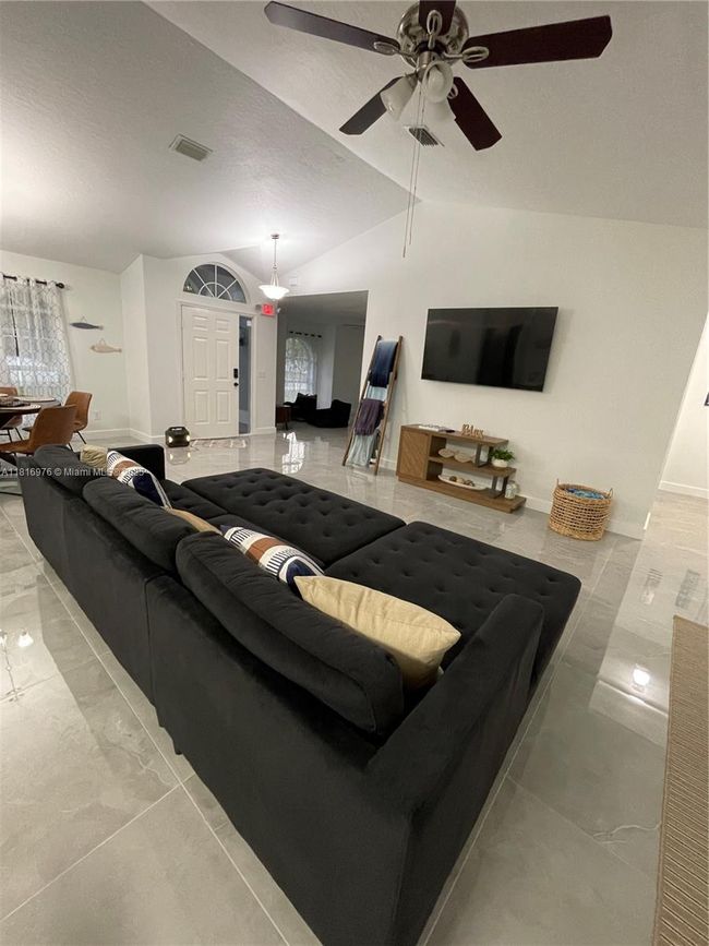 107 Paddock St, House other with 3 bedrooms, 2 bathrooms and null parking in Sebastian FL | Image 8