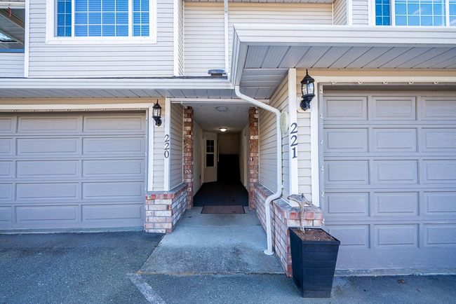 221 - 22515 116 Avenue, Townhouse with 3 bedrooms, 2 bathrooms and 2 parking in Maple Ridge BC | Image 3