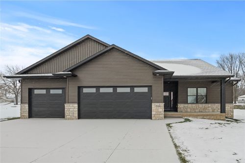 718 Pointer Cir, Center Point, IA, 52213-9390 | Card Image