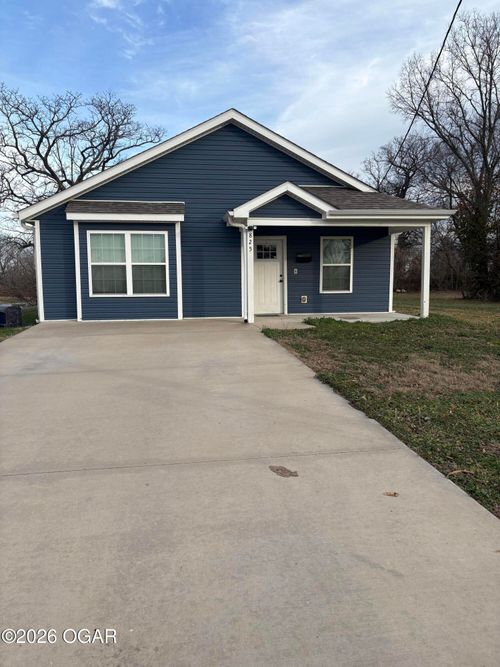 825 N Hall St, Webb City, MO, 64870-1131 | Card Image