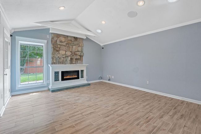 Wood-look tile throughout | Image 9