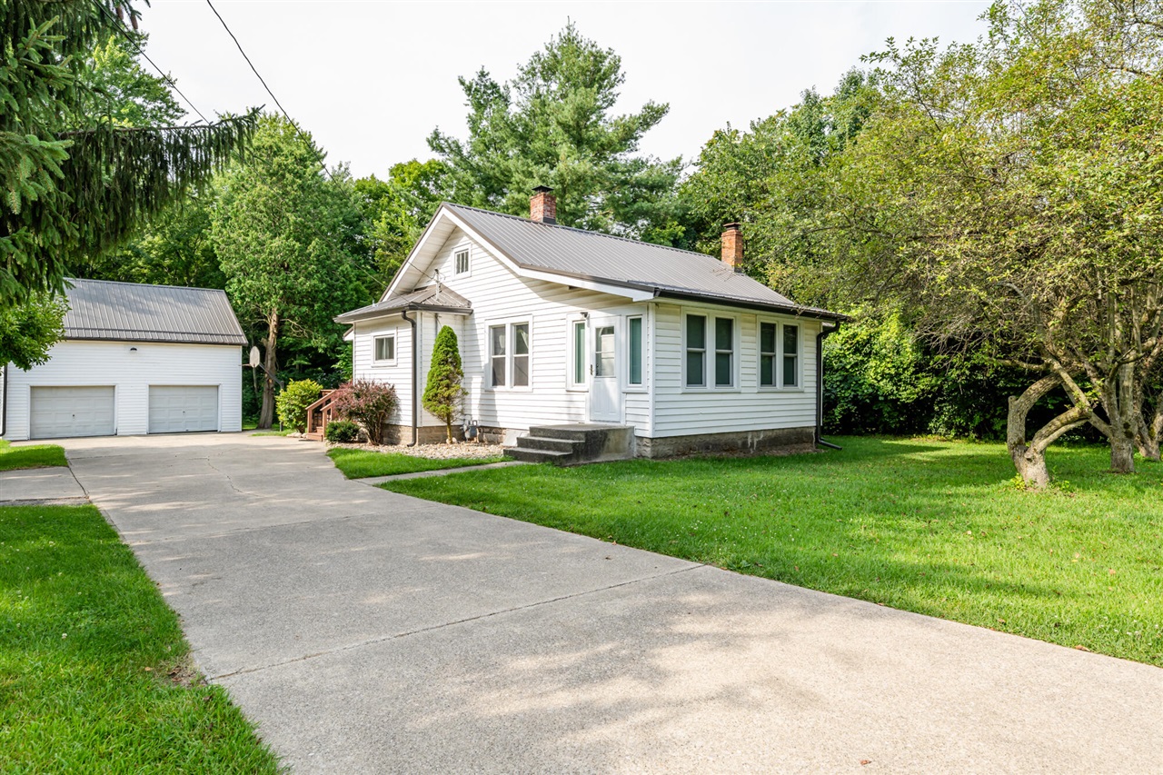 Paw Paw Ave, Coloma, MI 49038