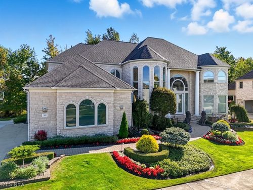 329 E Edinburgh Dr, Highland Heights, OH, 44143-3800 | Card Image