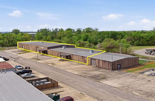 1024 S 25th St, Van Buren, AR, 72956-6051 | Card Image