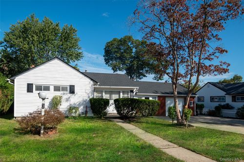 3 Poplar St, Central Islip, NY, 11722-3107 | Card Image