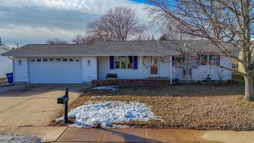 895 Senior Ave, Dickinson, ND, 58601-3755 | Card Image