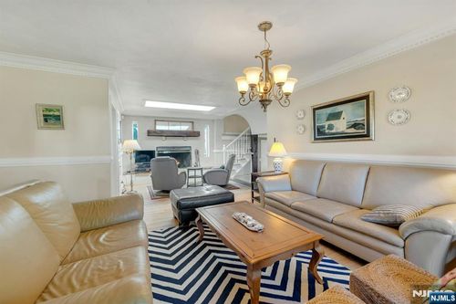 35 Mountain Ave, Pompton Plains, NJ, 07444-1010 | Card Image