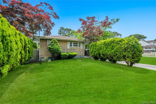 88 Pinewood Dr, Shirley, NY, 11967-4016 | Card Image