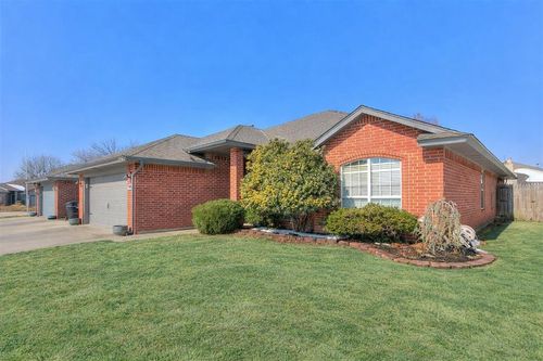 905 Se 38th St, Moore, OK, 73160-7737 | Card Image