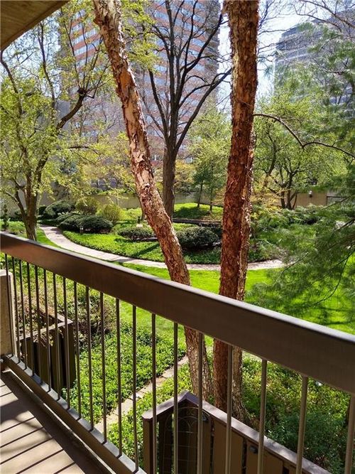 apt-210-2525 Main St, Kansas City, MO, 64108-2629 | Card Image