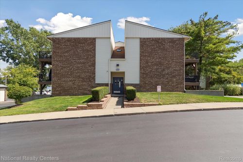 c204-895 S Pontiac Trl, Walled Lake, MI, 48390-3313 | Card Image