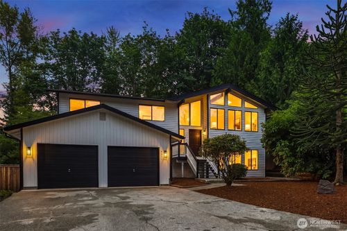 18311 Ne 105th Ct, Redmond, WA, 98052-2834 | Card Image