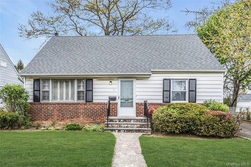 46 Rhodes Dr, New Hyde Park, NY, 11040-3528 | Card Image