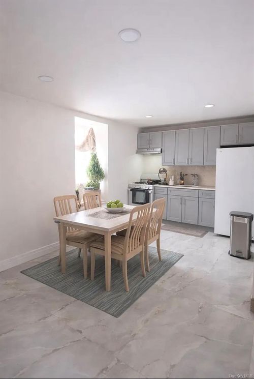 49 Gladys St, Lindenhurst, NY, 11757-1202 | Card Image