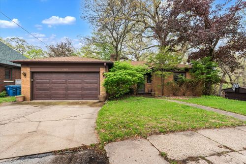 1070 20th Ave, East Moline, IL, 61244-2220 | Card Image