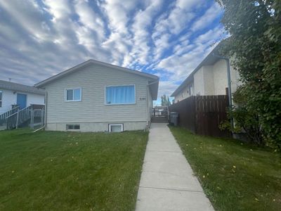 3605 55 Ave, House detached with 5 bedrooms, 2 bathrooms and 4 parking in Whitecourt AB | Image 1