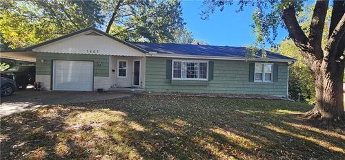 1607 Edgewood Ln, Lexington, MO, 64067-1133 | Card Image