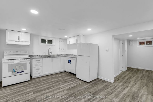 991 Parkview Ave, House other with 5 bedrooms, 2 bathrooms and 2 parking in Windsor ON | Image 16