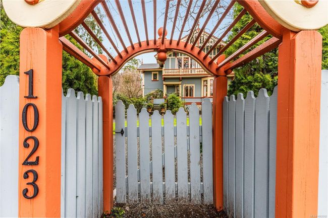 1023 St Charles St, House other with 3 bedrooms, 3 bathrooms and 6 parking in Victoria BC | Image 46