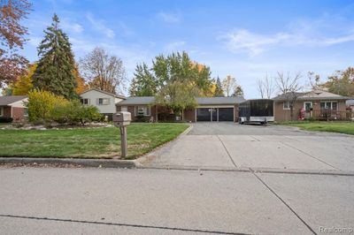 5476 Mansfield Avenue, Home with 5 bedrooms, 3 bathrooms and null parking in Sterling Heights MI | Image 2