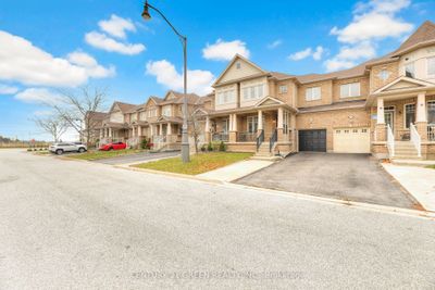 14 Merrickville Way, House attached with 3 bedrooms, 3 bathrooms and 3 parking in Brampton ON | Image 2