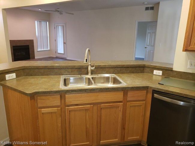 15268 Yale Dr, Condo with 2 bedrooms, 2 bathrooms and null parking in Clinton Twp MI | Image 7