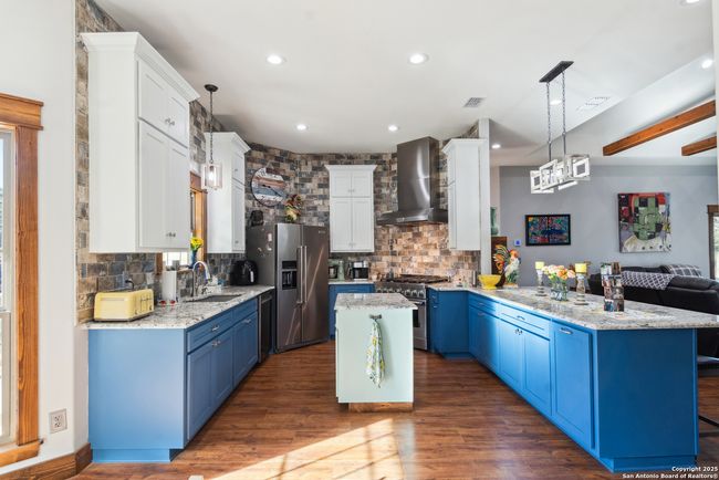 381 Camino Primero, House other with 3 bedrooms, 2 bathrooms and null parking in Leakey TX | Image 12